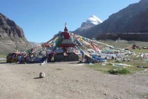 Chörten - Eintritt zum großen Gebiet und Beginn der Kora Pilgerwanderung um den Mt. Kailash